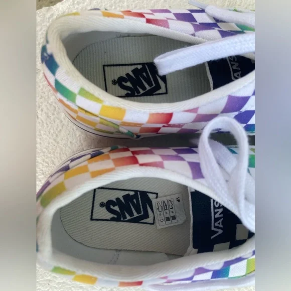 Girl’s rainbow checkered Vans - SIZE 3 - Picture 2 of 10